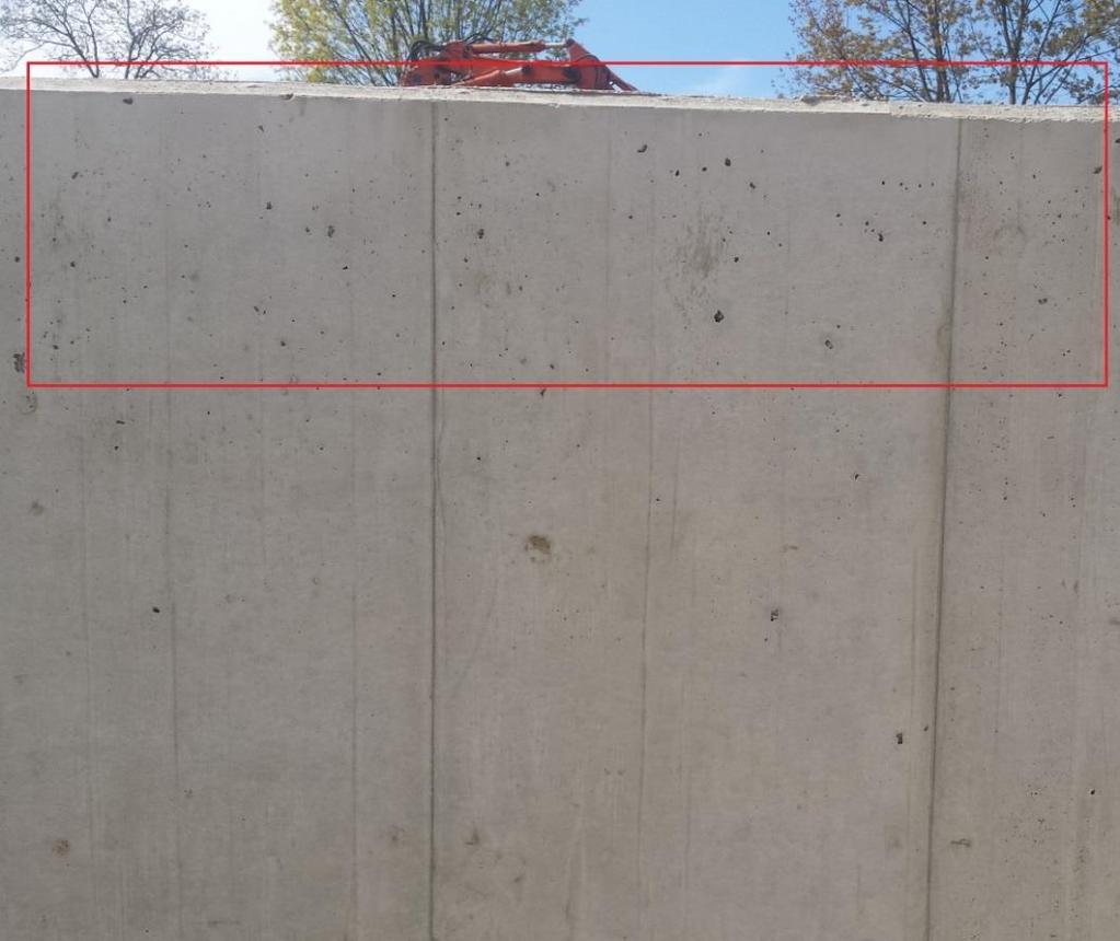 Izvedba vidnega betona Stran 61 Slika 5.9: Primer vrhnjega sloja, ki ni bil revibriran (Vir: lastni) 5.