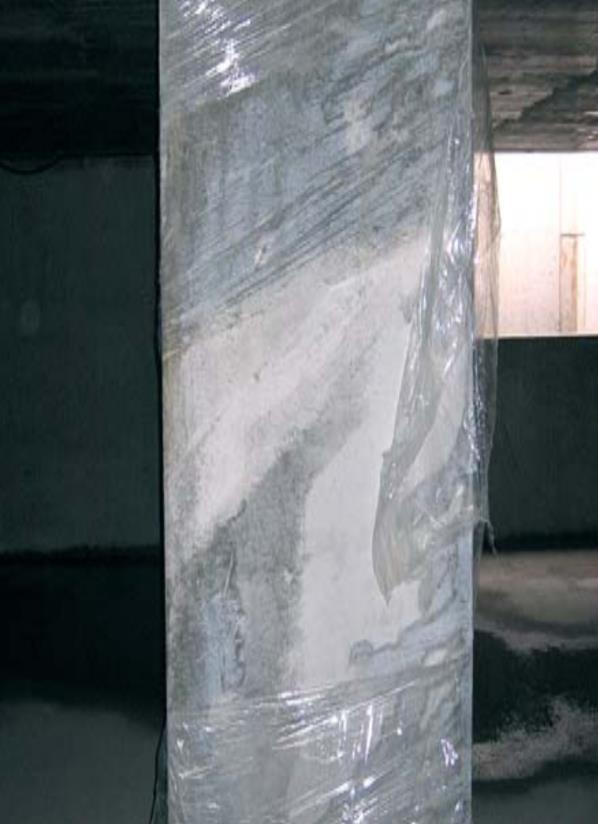 12: V PE folijo zavit betonski steber povzroči neenakomerno barvitost (Vir: Holcim, 2011) 5.