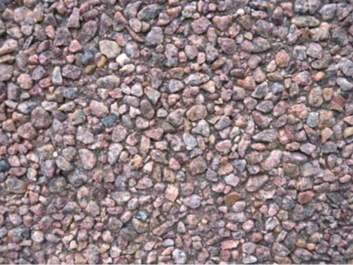 Stran 66 Izvedba vidnega betona Grobo prani beton odstrani 2 mm in več vrhnje plasti cementnega kamna, pri čemer se posamezna frakcija izpostavi do polovice (slika 5.19).