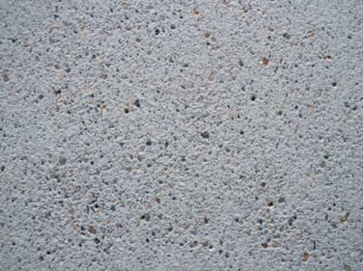 19: Prana betonska površina (Vir: Holcim, 2011) Vrhnje plasti cementnega kamna odstranjujemo tudi s kislinami. Pri tem postane površina groba (slika 5.20). (Holcim, 2011) Slika 5.