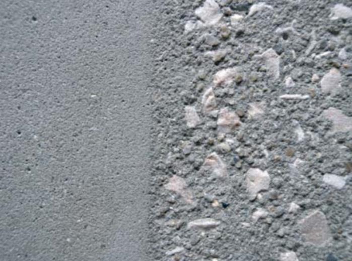Izvedba vidnega betona Stran 67 Peskanje je postopek pri katerem z uporabo peska, ki je vpihovan pod pritiskom. odstranjuje vrhnjo plast cementnega kamna in tudi frakcije.