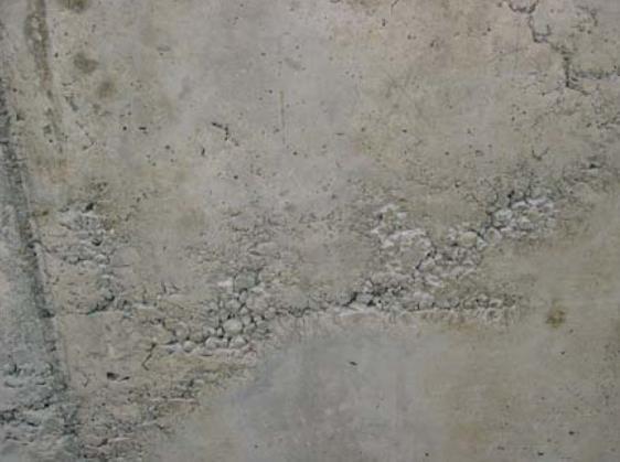 Vzrok tega je premalo in nepravilno vibriran beton in tudi neustrezna sestava betona. Slika 6.