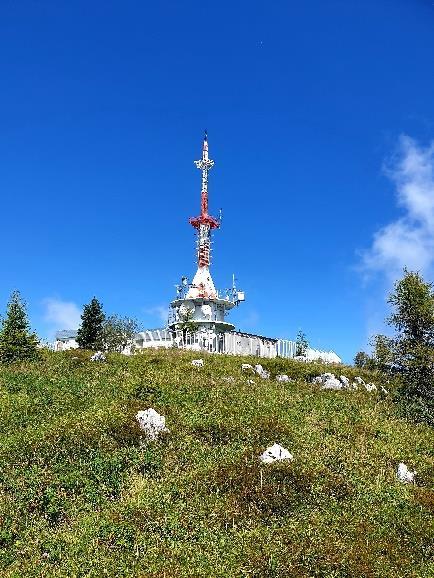 slabih dveh urah smo prišli na vrh Uršlje gore (1699 m), kjer stoji velik
