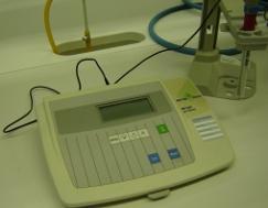 Slika 5-4 ph-meter ph-metri za merjenje ph krvi delujejo na enakem principu kot običajni ph-metri, le da so prirejeni za merjenje ph majhnih vzorcev.