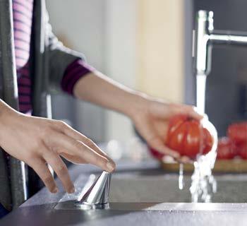 Kuhinjske mešalne armature Ergonomija in estetika Pri Metris Select M71 boste vse obdržali v eni roki: kuhinjska armatura združuje uporabo vode s preklapljanjem curka neposredno na izvlečni prhi.