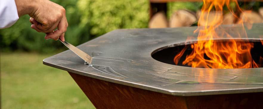 Peka na žaru je zelo enostavna - večja ko je bližina ognja, topleje je, vsaka jed najde na grelni