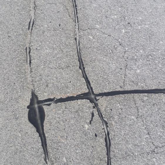ceste. Prav tako je opaziti, da so spoji starega in novega asfalta na nekaterih mestih narejeni slabo, kar bo prav tako prispevalo k novim poškodbam.