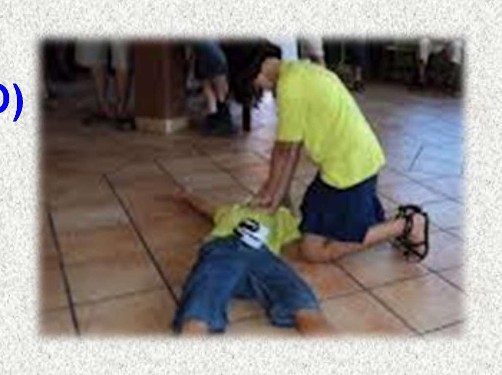 Otrok izgubi zavest žrtev položimo na trda in ravna tla na hrbet aktiviramo službo NMP sprosti dihalno pot in