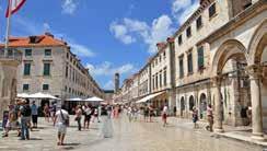.. Nekaj prostega v mestnem jedru, ki je polno zgodovinsko pomembnih zgradb, mnoge od njih so Dubrovnik pod zaščito UNESCA. Možnost obiska katerega izmed muzejev oz. vzpon na obzidje, čas za kosilo.