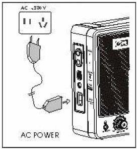 AC NAPAJANJE PREK OMREŽNE VTIČNICE AC Ob povezavi AC vtikača z zunanjo vtičnico (39) se naprava napaja z AC energijo.