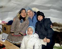 100 let med inuiti Dorica Sever, frančiškanka Marijina misijonarka, Kanada Vrata v nebesa povsod Če ne sledimo samo razumskemu umu, ki išče svojo korist, marveč tudi kontemplativnemu, bomo povsod