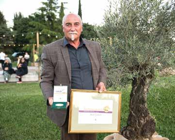28 29 Zlata oljčna vejica osvaja / Il Ramoscello d olivo d oro affascina Ankaransko središče se je za tri dni prelevilo v prizorišče že tradicionalnega mednarodnega Festivala zlate oljčne vejice, ki