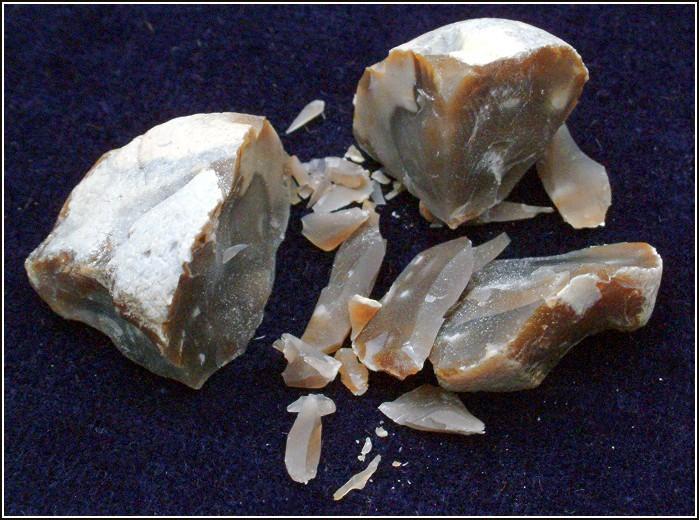 KAJ JE KREMEN Kremen, tudi kremenjak ali kremenica, je trda sedimentna kriptokristalinska kamnina steklastega videza. Kremen je kristal silicijevega dioksida (SiO 2 ).