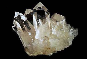 Čiste in popolne kremenove kristale imenujemo kamena strela (slika 1.3.). Taki kristali so prozorni in brezbarvni.