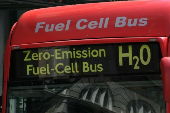 Fosilna goriva vsebujejo ogljik, izgorevanje bencina v naših avtomobilih pa vodi v strupeno onesnaževanje zraka v naših mestih in pripomore k temu, da se v našo atmosfero sproščajo velike količine