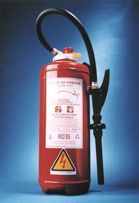 Gasilnik za gašenje z zraèno peno Namenjen je gašenju požarov razreda A trdne snovi, B vnetljive tekoèine gasilno sredstvo je pena prostornina aparata je 10l, ki je napolnjena z: 8,5 l vode in 0,56 l
