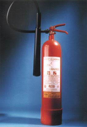 tlakom pri 3 kg aparatu je roènik namešèen en na samem ventilu pri gasilniku s 5 kg CO 2 je roènik povezan z