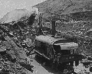 37 Slika 9: Vlaki za odvoz materiala Vir: http://www.eclipse.co.uk/~sl5763/panama.htm. Uradno so ga odprli 15.avgusta 1914. Od odprtja do danes ga je prečkalo približno 900.000 ladij.