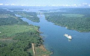 38 Slika 10: Panamski prekop Vir: http://www.pancanal.com/eng/cruises/index.html. Sueški in Panamski prekop sta občutno spremenila trgovinska potovanja v zadnjih dveh stoletjih.