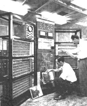 TRADIC Prvi tranzistorski splošno-namenski računalnik (TRADIC - TRansistored Airborne Digital Computer, Bell Laboratories, 1954) z 800 tranzistorji.