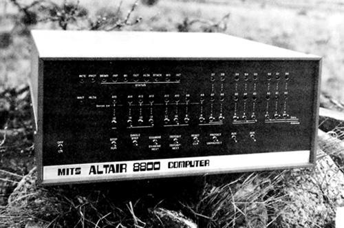 23 Rojstvo osebnega računalnika Rojstvo osebnih računalnikov lahko postavimo nekje med leto 1971 (mikroprocesor) in leto 1975, ko se pojavi prvi mikroračunalnik ALTAIR.