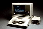 Apple II Računalnik Apple II, ki sta ga predstavila Steve Jobs in Steve Wozniak leta 1977, je pomenil začetek