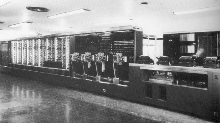 Howard H. Aiken s sodelavci Za to obdobje so značilni veliki računalniki, realizirani z releji.