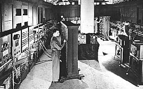 ENIAC: prvi elektronski računalnik Prvi povsem elektronski računalnik 18.000 elektronk Tehtal je 80 ton!