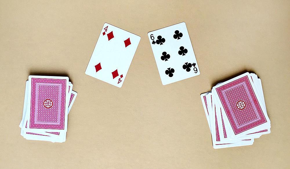 Boj zmnožkov Za to igro so potrebe igralne karte, ki se razdelijo na dva kupčka. En kupček vzame prvi igralec, drugega drugi. Vsak igralec odkrije dve karti s svojega kupa.
