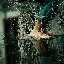 tako, da se odbije od gladine vode) Tekati po dežju brez dežnika