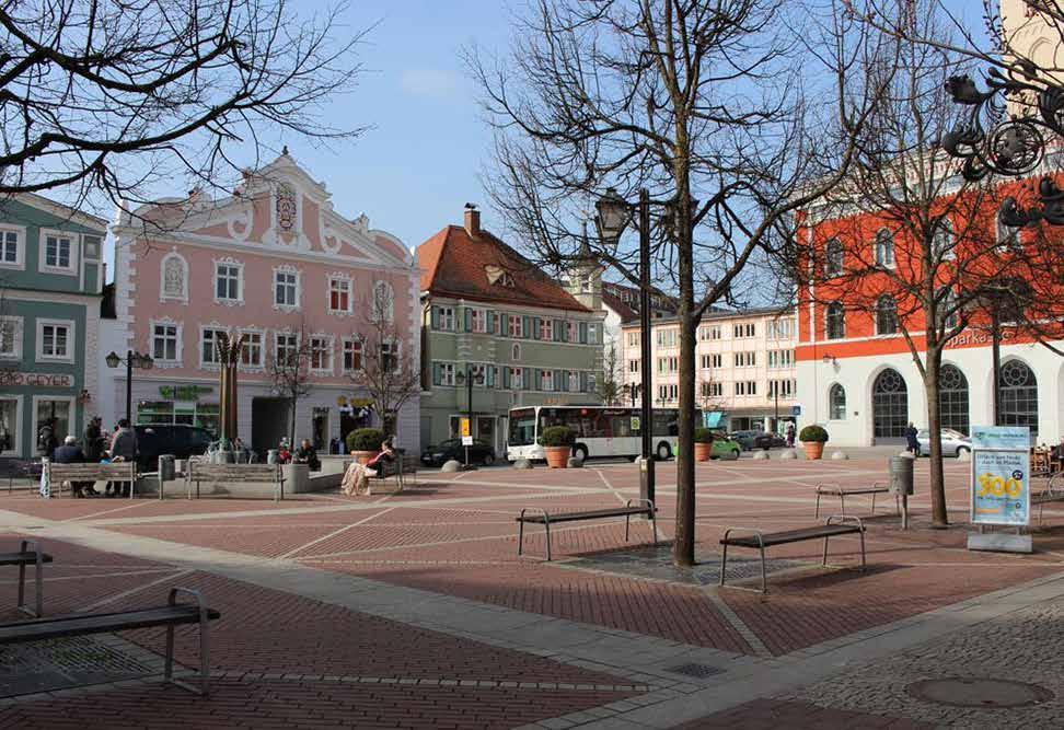 Primeri skupnih prometnih prostorov od drugod Slika 12: Skupni prometni prostor Schrannenplatz v mestu Erding v Nemčiji.