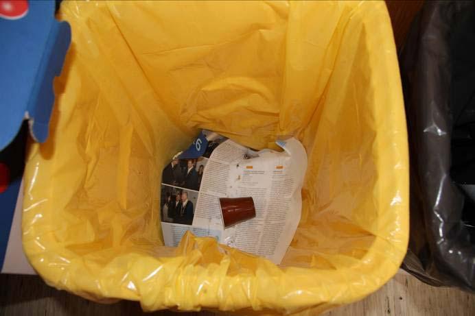ŠC Škofja Loka: Srednja šola za lesarstvo Odpadki pravilno ločeni. Prazna kovinska in plastična embalaža nevarnih snovi sodi v zabojnik za embalažo.