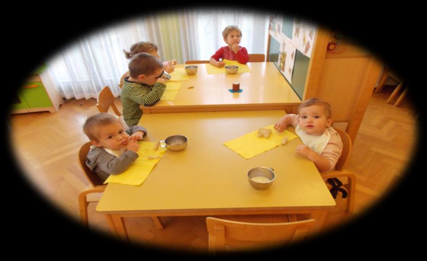 PREHRANA V VRTCU Prehrani otrok namenjamo veliko pozornost, saj je med najpomembnejšimi dejavniki pri varovanju zdravja.