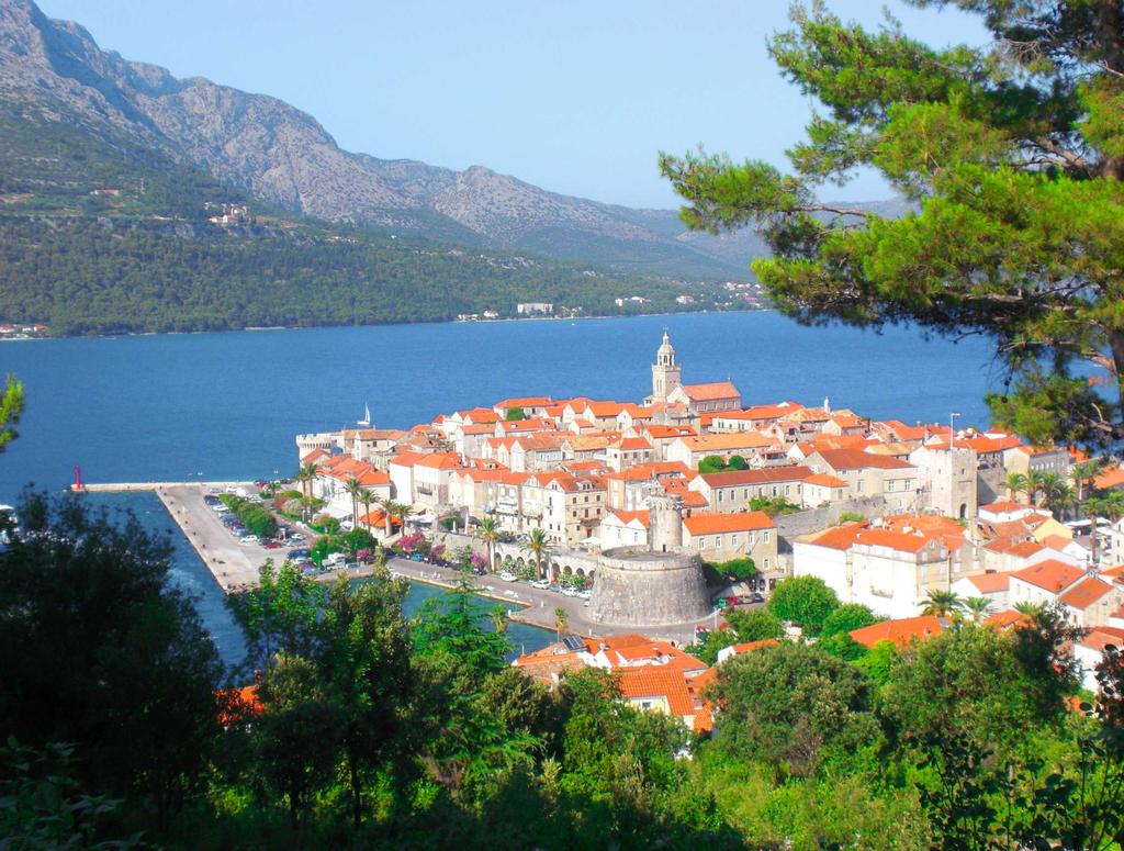 VREDNO OGLEDA Staro mestno jedro Korčule, ki je mala sestrica slavnega Dubrovnika Zaliv Pupnat in Bačva, kjer se nahajajo čudovite prodnate plaže Romantične umetnostne galerije in unikatne trgovinice