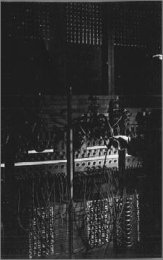 Prvi elektronski računalnik so razvili leta 1946. Sestavljen je bil iz 18.000 elektronk. Imenoval se je ENIAC.