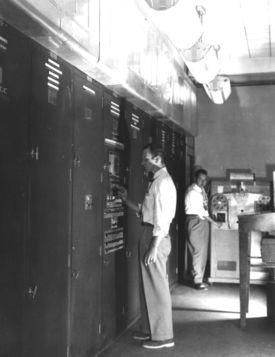 Prvi računalnik, ki je lahko programe shranil v spomin je bil EDVAC. Je prototip današnjim digitalnim računalnikom. Njegov avtor je Von Neumann, zato Von Neumannova ideja shranjenega programa.