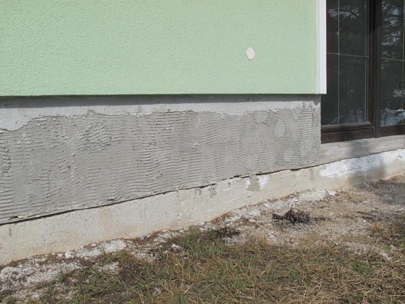 Na stiku fasade, cokla in temeljev so napake zelo pogoste. Na desni sliki vidimo tri izrazite.