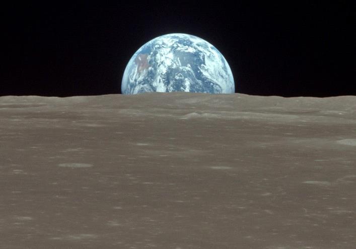 Dobra polovica polne zemlje je že zlezla izza obzorja na črno Lunino nebo. Foto NASA Nujna in pomembna pripomba To naj bi bila neka povprečna vrednost (bolj spodnja meja) za sij polne zemlje.