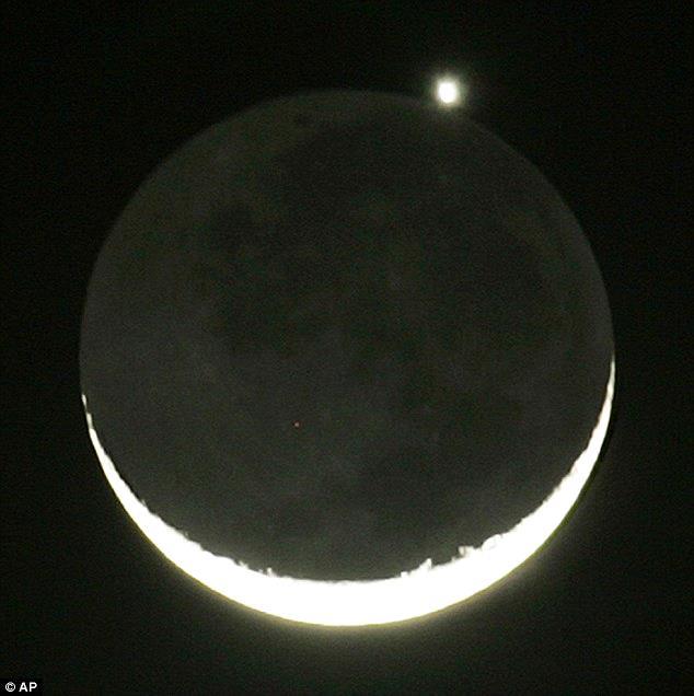 Zvezda Spika, dne 30.11.1994 zjutraj, tik pred Luninim zakritjem (levo zgoraj). To bo Lunino zakritje Spike (rečemo lahko tudi: To bo zakritje Spike z Luno.). Ko se Luna giblje na nebu, občasno pride pred kakšno zvezdo.