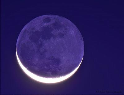 Ob ali zelo blizu mlaja Zemlja osvetljuje Lunino površje z okoli 0,06 W/m 2.