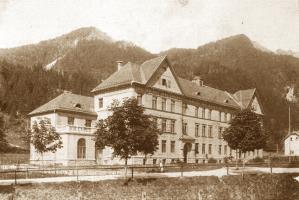 Leta 1949 se je gimnazija preselila v stavbo, ki si je takrat nadela ime GIMNAZIJA, katerega je obdržala tudi v časih usmerjenega izobraževanja.