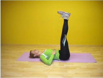 Dvig iztegnjene noge Lezite na hrbet, pokrčite kolena. Postavite križni del v nevtralni položaj in stisnite trebušne mišice.