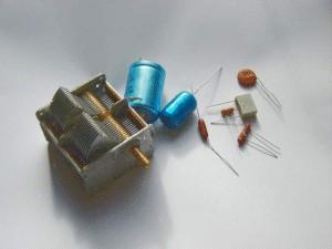 ELEKTROLITSKI KONDENZATOR Kondenzator, ki ima med ploščama elektrolit kot dielektrik.