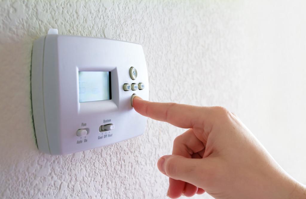 Smernice za varčevanje z energijo pri ogrevanju in hlajenju: Zamenjajte stara neučinkovita okna in vrata z novimi učinkovitimi (primer: okna z vsaj dvojno zasteklitvijo) ter poskrbite za ustrezno in