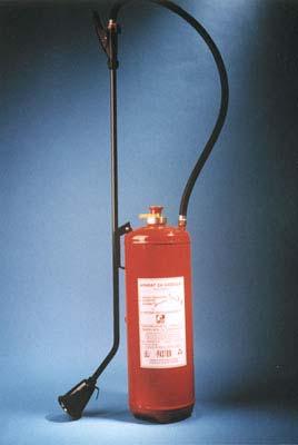 4. Gasilnik na prah za razred požara D V tem aparatu je prah za gašenje požarov kovin. Uporablja se predvsem za gašenje v predelavi in proizvodnji lahkih kovin.