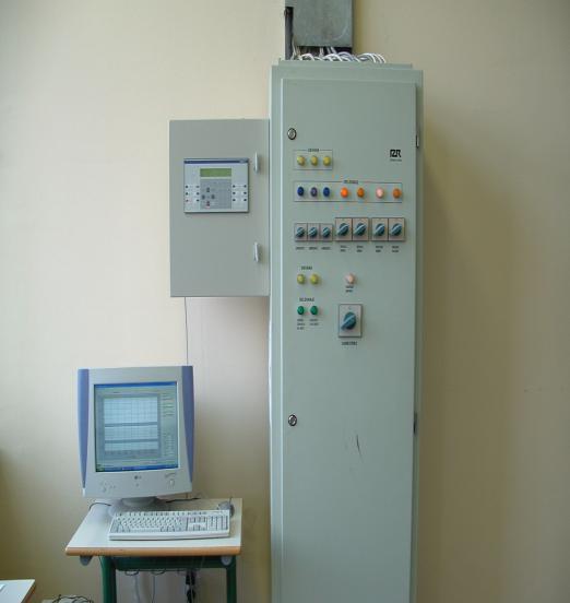 temperature) ter zvezno spreminjanje pretoka zraka (od 0,3 m/s do 1,2 m/s) in je prikazana na slikah 3.2. (a) (b) Slika 3.2 (a) in (b) Klimatska komora na Fakulteti za strojništvo v Mariboru. 3.3.2 Par - Port merilni sistem Računalniško podprt Par-Port merilni sistem proizvajalca Par elektronik GmbH iz Nemčije, slika 3.