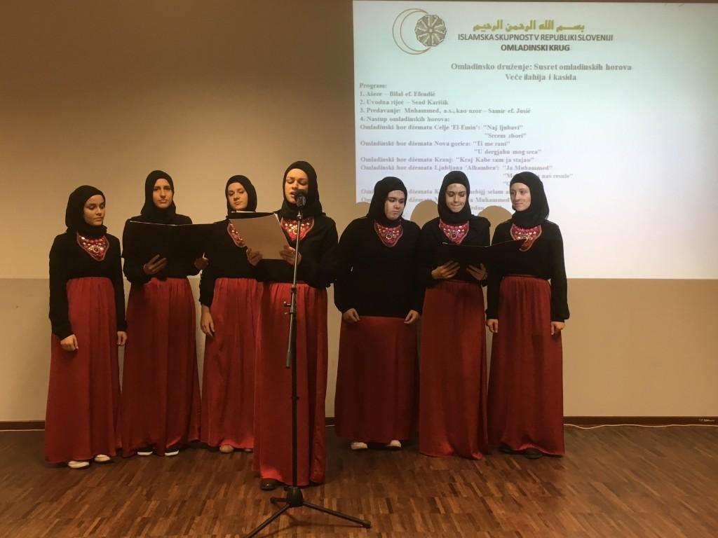 S T R A N 4 TEKOČE NOVICE Druženje mladih v Velenju; noč ilahij V soboto, 5. decembra 2015, je v Velenju potekalo tretje Srečanje mladinskih zborov Mešihata Islamske skupnosti v Republiki Sloveniji.