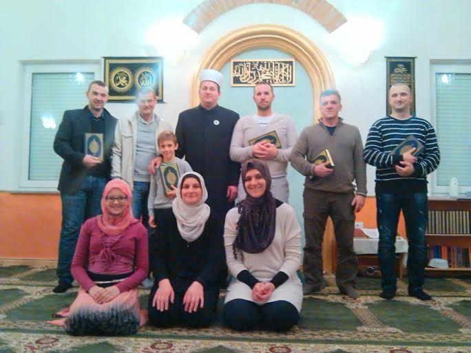 S T R A N 6 Aktivnosti v Novi Gorici Džemat Nova Gorica je v torek, 1. decembra 2015, dobil osem novih oseb, ki so se na dvomesečnem tečaju, naučili arabske črke in pristopili k branju Kur'ana.