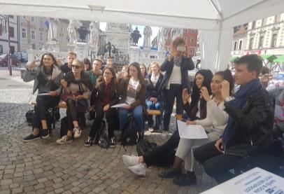 100 LJUDI - 100 ČUDI V sredo 4.10.2017 je Mobilni mladinski center Zveze prijateljev mladine Maribor pripravi natečaj za najboljši slogan