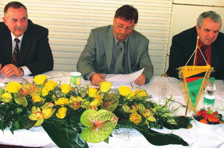 Člani delovnega predsedstva letne seje konference SDE Slovenije (z leve proti desni): Jože Kopinja, Jurij Žvan in Iztok Cilenšek.